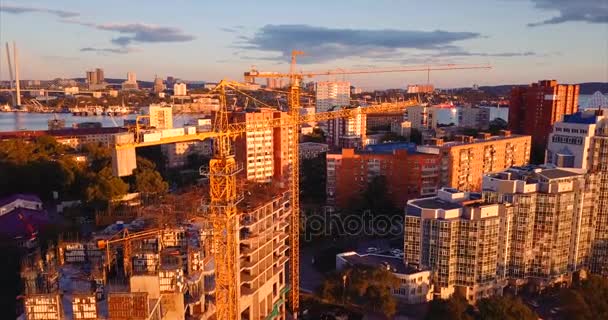 Vista aérea da casa sob constação, e edifícios acabados em Vladivostok — Vídeo de Stock