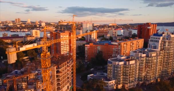 Vista aérea de la casa bajo constancia, y edificios terminados en Vladivostok — Vídeo de stock