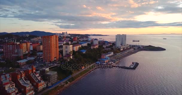 Vista aérea do centro da cidade de Vladivostok, península de Egersheld. A Rússia. Pôr do sol — Vídeo de Stock