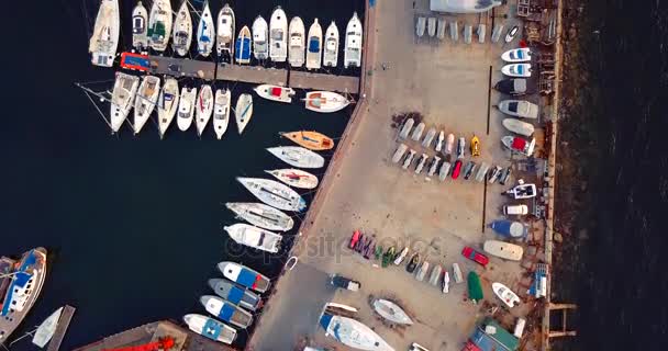 Tekneler ve yatlar, Vladivostok, Rusya ile Yat Kulübü'nün üst havadan görünümü. — Stok video