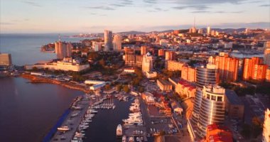 Vladivostok şehir merkezinin havadan görünümü. Haliç koyu arka plan üzerinde olduğunu