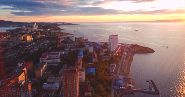 ウラジオストク市内中心部、Egersheld 半島の空撮。ロシア. — ストック動画