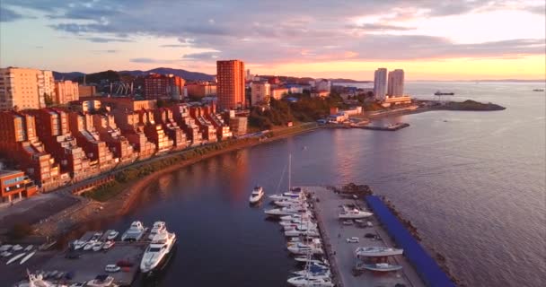 Egersheld Yarımadası, Vladivostok, Rusya Federasyonu Hava görünümünü. Yelkenli yat — Stok video