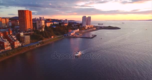 Luchtfoto van het Egersheld schiereiland, Vladivostok, Rusland. Zeiljacht — Stockvideo