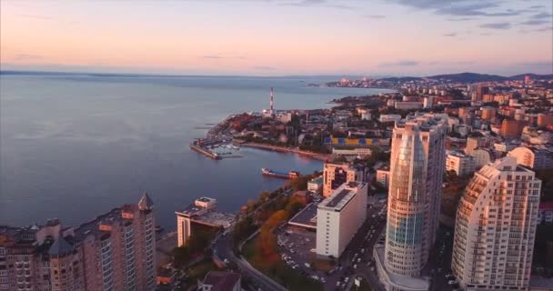 Widok z lotu ptaka elity domów w mieście Vladivostok, półwysep Egersheld. Rosja — Wideo stockowe