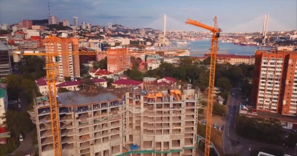 Panorama-Luftaufnahme eines Hauses unter Wasser, Arbeitskräne in der Innenstadt — Stockvideo