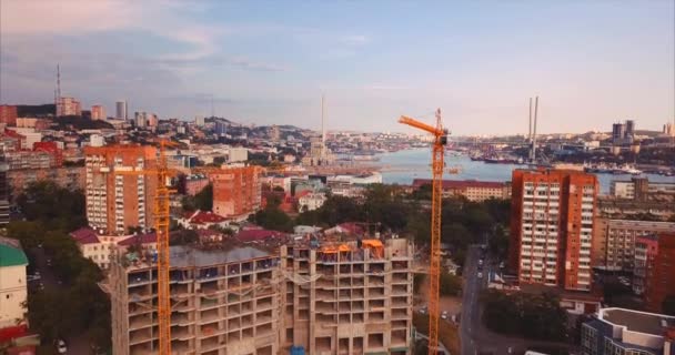 Volando sopra casa sotto costazione, aerea del porto d'oro. Vladivostok — Video Stock