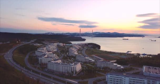 Вид с воздуха Дальневосточного федерального университета во Владивостоке, Россия. Восход солнца — стоковое видео