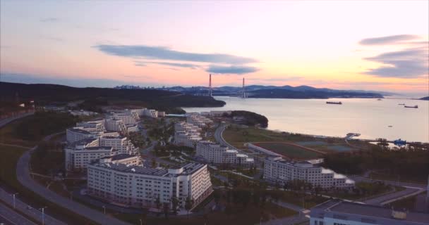 Vista aérea da Universidade Federal do Extremo Oriente em Vladivostok, Rússia. Nascer do sol — Vídeo de Stock