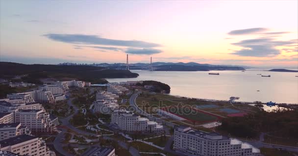 Vue aérienne de l'Université fédérale d'Extrême-Orient à Vladivostok, Russie. Lever de soleil — Video