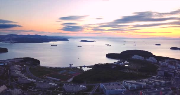Вид с воздуха Дальневосточного федерального университета во Владивостоке, Россия. Восход солнца — стоковое видео