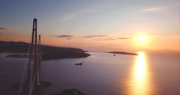 Vista aérea da Ilha Russa e da Ponte Russky ao nascer do sol. Vladivostok, Rússia — Vídeo de Stock