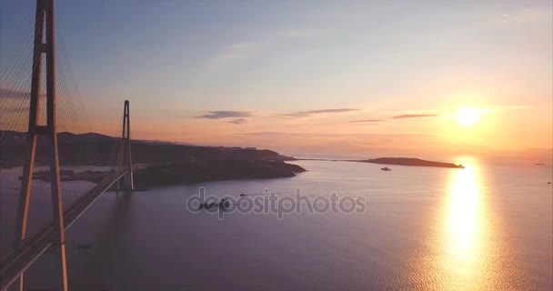 Flygfoto över ryska ön och Russky bron vid soluppgången. Vladivostok, Ryssland — Stockvideo