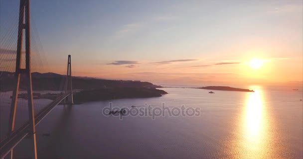 Vue aérienne de l'île russe et du pont Russky au lever du soleil. Vladivostok, Russie — Video