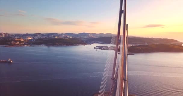 Flygfoto över ryska bron och ryska Island. Soluppgång. Vladivostok, Ryssland — Stockvideo
