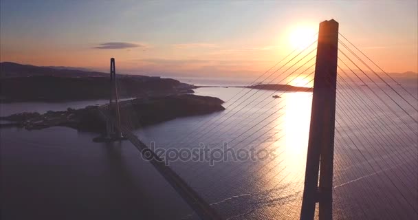 Flygfoto över ryska bron och ryska Island. Soluppgång. Vladivostok, Ryssland — Stockvideo