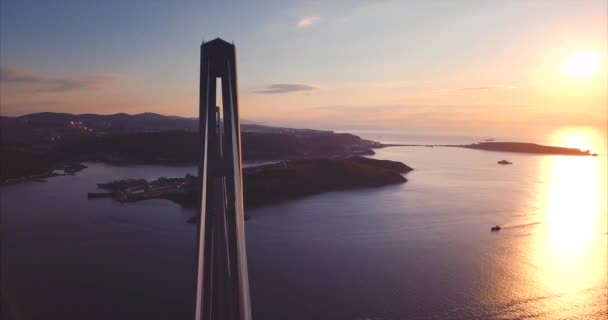 Letecký pohled na ruské most a ruský ostrov. Východ slunce. Vladivostok, Rusko — Stock video