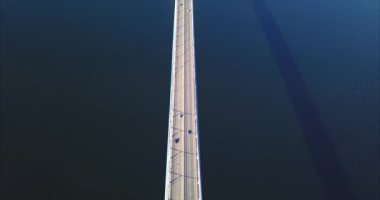 Rusya Bridge road araba sürüş ile hava görünümünü. Vladivostok, Rusya Federasyonu