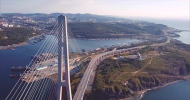 Havadan görünümü Rusya Köprüsü ve Rus Adası. Güneş doğuyor. Vladivostok, Rusya Federasyonu