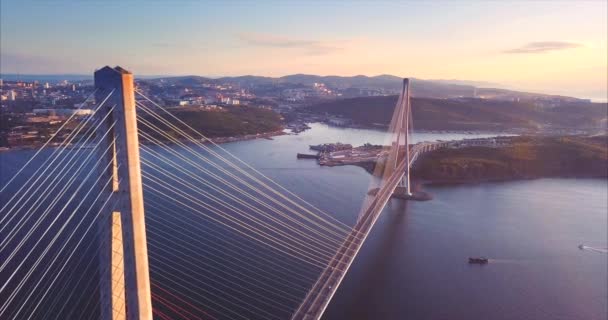 Fliegen über die russische Brücke. Die russische Insel ist im Hintergrund. Sonnenaufgang. Russland — Stockvideo