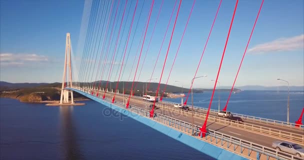 Flygfoto över ryska Bridge road med bilkörning. Vladivostok, Ryssland — Stockvideo