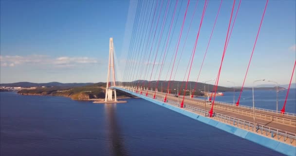 Luftaufnahme der russischen Brückenstraße mit fahrenden Auto.Wladiwostok, Russland — Stockvideo