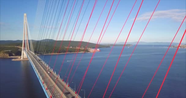 Vista aérea del camino del puente ruso con los coches de conducción.Vladivostok, Rusia — Vídeos de Stock