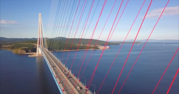 Вид с воздуха на Российский мост с водительскими автомобилями. Владивосток, Россия — стоковое видео