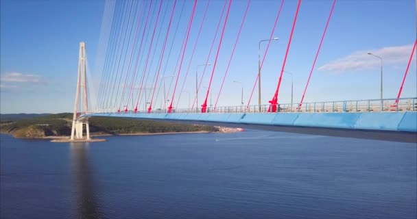 Vista aérea del camino del puente ruso con los coches de conducción.Vladivostok, Rusia — Vídeos de Stock