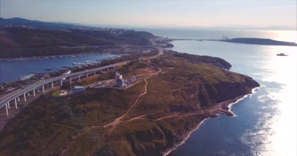 Gran vista aérea de la isla rusa y Pedro el Gran Golfo. Rusia, Vladivostok — Vídeo de stock