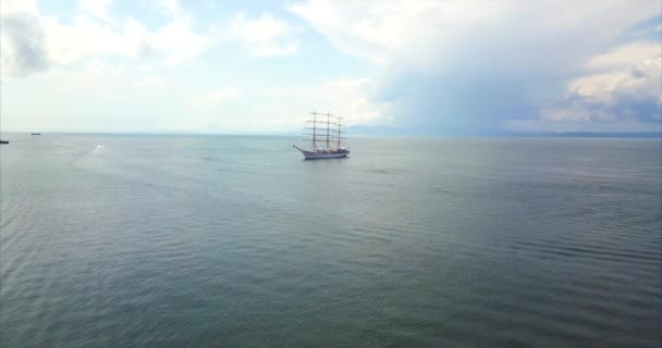 Flygfoto över Fregatten ”hopp”, skolfartyg segling i japanska havet. Ryssland — Stockvideo