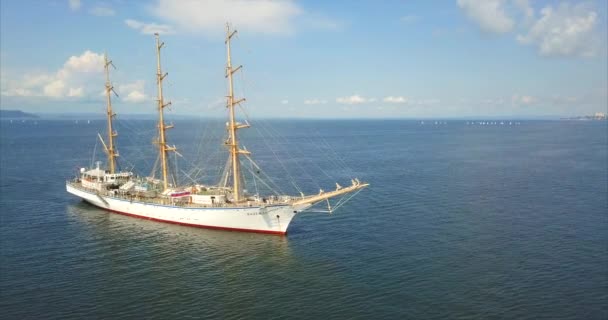 Veduta aerea della fregata "Hope", nave scuola di vela nel Mare del Giappone. Russia — Video Stock