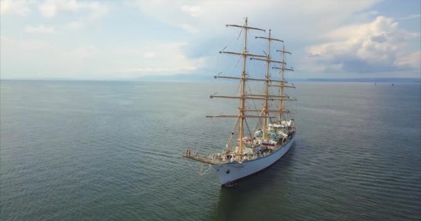 Flygfoto över Fregatten ”hopp”, skolfartyg segling i japanska havet. Ryssland — Stockvideo