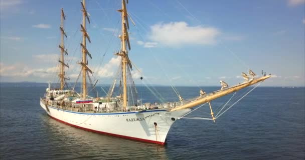 Veduta aerea della fregata "Hope", nave scuola di vela nel Mare del Giappone. Russia — Video Stock