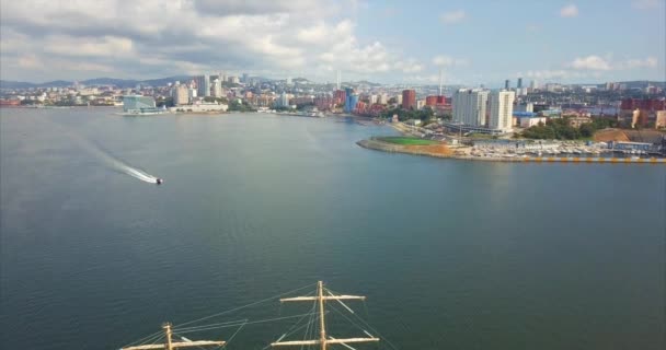 Volando hacia atrás por encima de mástiles de fragata "Esperanza". Mar de Jpan, Rusia. Antena — Vídeos de Stock