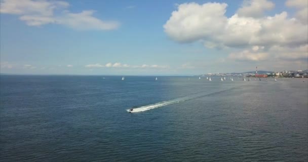 Vista aérea de la vela jetski en la bahía de Pedro el Grande cerca de Vladivostok. Rusia — Vídeos de Stock