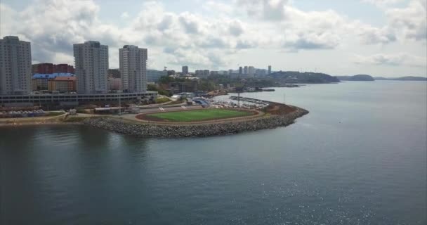 Birinin Russia.Vladivostok en güzel futbol stadyumları havadan görünümü — Stok video