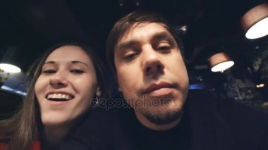 Genç çift kafede eğleniyor, kamera içine komik surat, öpüşme