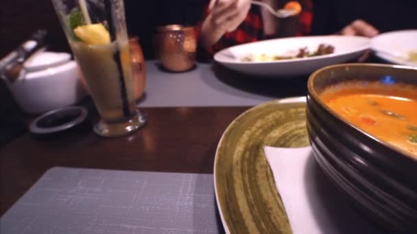 Vue rapprochée de la soupe de tom yum épicée au piment au restaurant thaï — Video