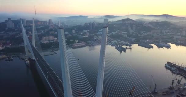 Вид с воздуха на Золотой мост через залив Золотой Рог. Владивосток. Russia.Sunrise — стоковое видео