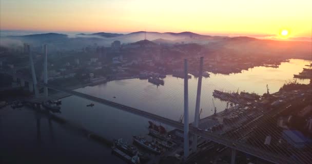 Вид с воздуха на Золотой мост через залив Золотой Рог. Владивосток. Russia.Sunrise — стоковое видео