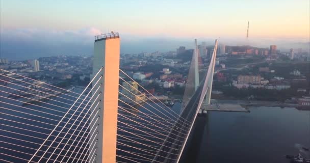 Luchtfoto van gouden brug over Zolotoy Rog baai. Vladivostok. Russia.Sunrise — Stockvideo