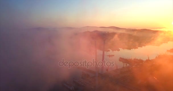 Vista aérea del Puente Dorado a través de la bahía Golden Horn. Vladivostok, Rusia — Vídeo de stock