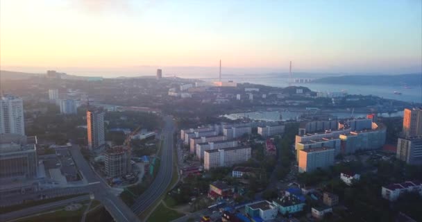 Vista aérea de Vladivostok, Rusia. Vista de la isla rusa y el puente Russky — Vídeos de Stock