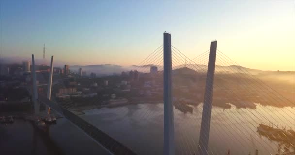 Flygfoto över gyllene bron över viken Gyllene hornet. Vladivostok, Ryssland — Stockvideo