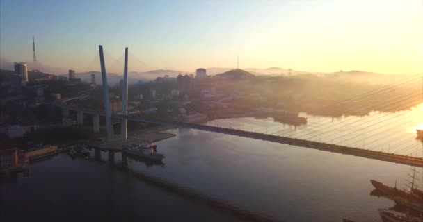 Vista aérea da Ponte Dourada através da baía Golden Horn. Vladivostok, Rússia — Vídeo de Stock