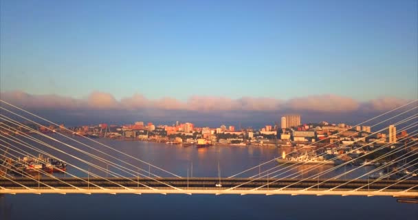 Vista aérea estática da Ponte Dourada, os carros atravessam-na. Vladivostok, Rússia — Vídeo de Stock