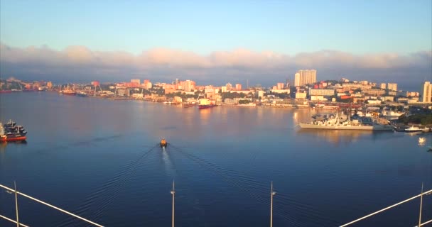 Vista aérea del velero, volando hacia atrás por encima del puente de oro. Rusia — Vídeos de Stock