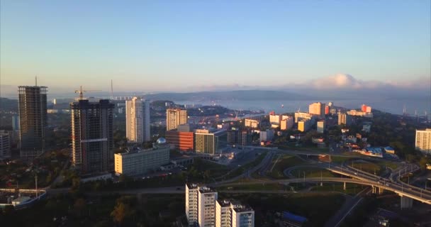 Luchtfoto van de stad Vladivostok bij zonsopgang, nieuwe hoge gebouwen, lege straten. Rusland — Stockvideo