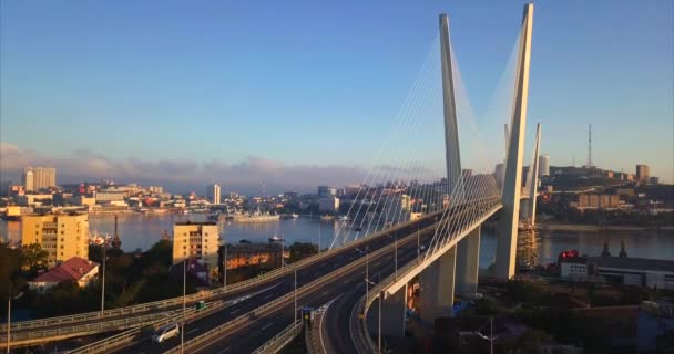 Leci do tyłu, rosnącej widok na most Golden. Vladivostok, Federacja Rosyjska — Wideo stockowe